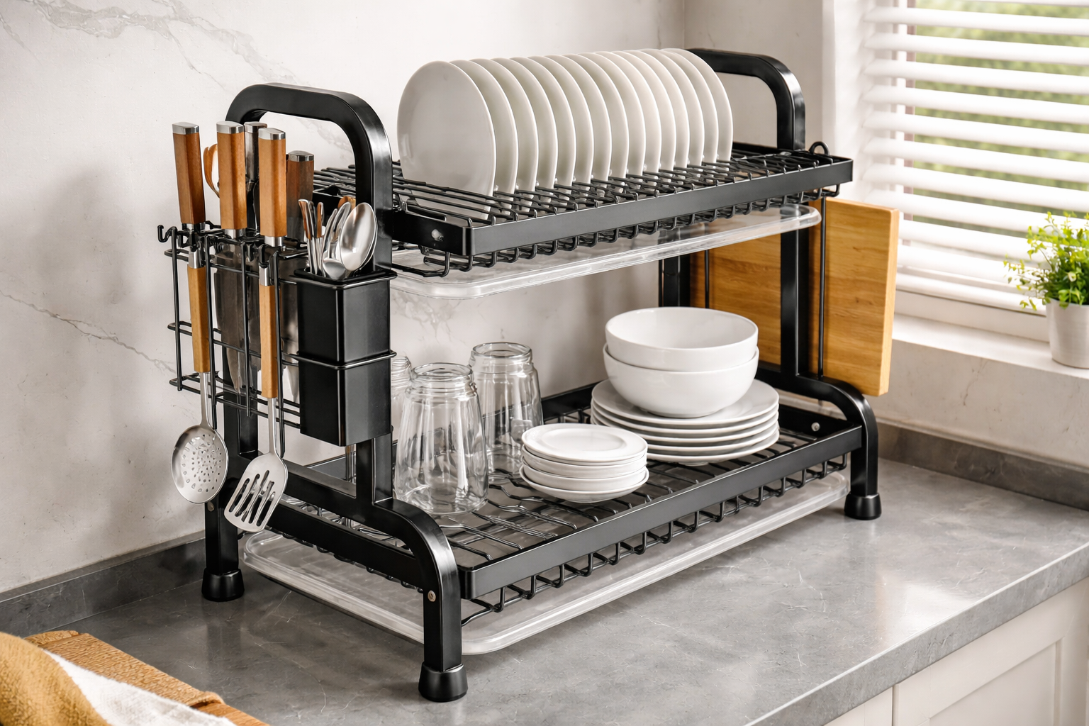 Escorredor de louça em metal preto com dois andares sobre bancada de cozinha moderna